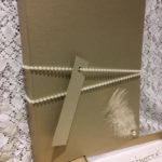 Πρόσκληση χρυσό κουτί με πέρλα