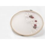 Στεφανοθήκη με πλεκτά λουλούδια, μπουκέτα και πέρλες