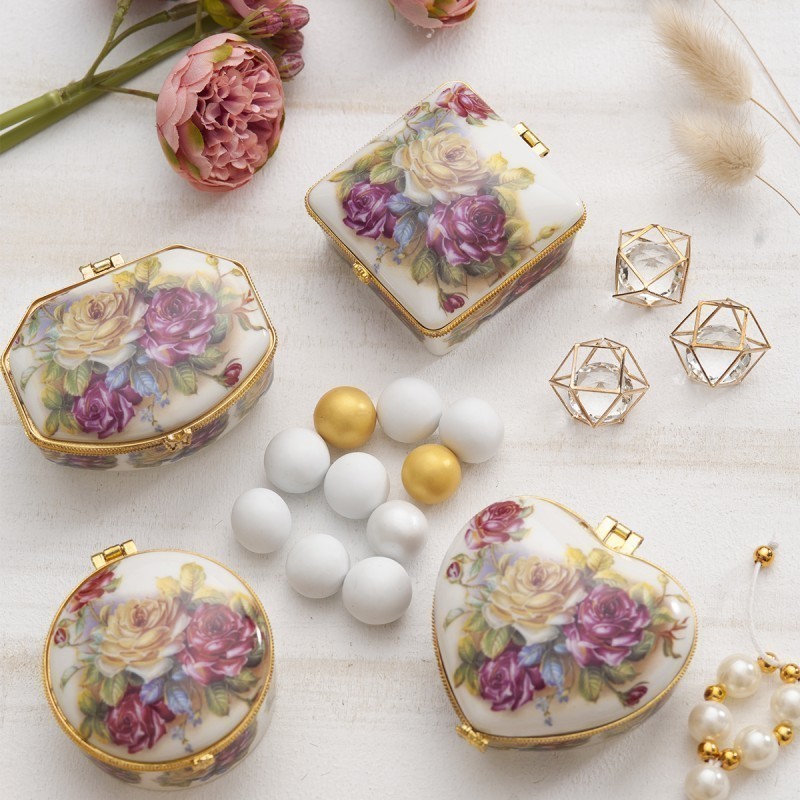 Μπομπονιέρα γάμου μπιζουτιέρα από πορσελάνη διακοσμημένη με λουλούδια και με κούμπωμα σε χρυσό χρώμα.